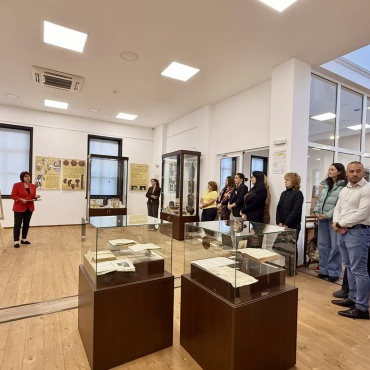 „Повелителката на глината“ – изложба, посветена на Ели Неделчева, гостува в Елена
