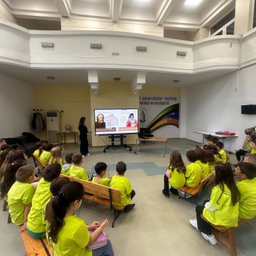 A tour guide from the Regional History Museum – Razgrad conducted an unforgettable open lesson for first-graders at the Vasil Levski Primary School